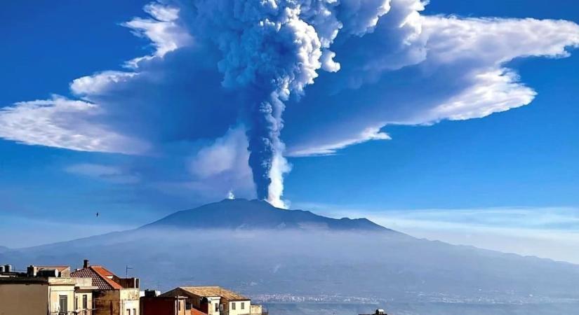 Újra dühöng az Etna