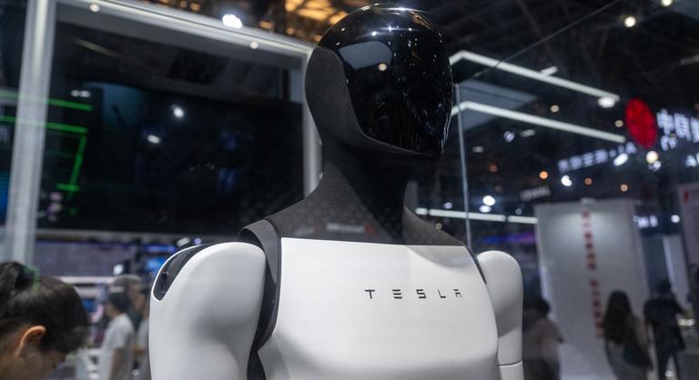 Elon Musk autóit jövőre már humanoid robotok építhetik