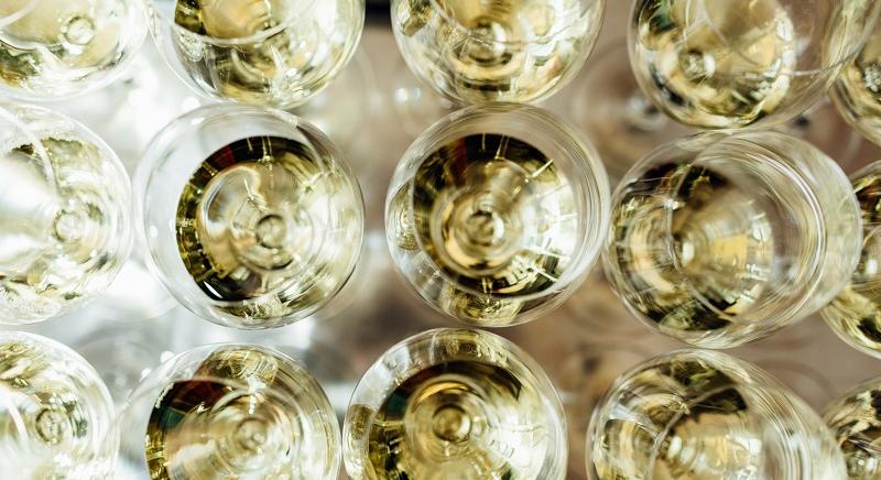 Pezsgő, fröccs és a „pezsgőbor” – Ezek a bortípusok hőség idején is hűsítenek