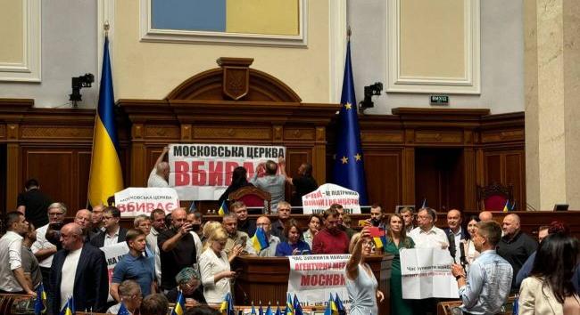 A képviselők blokkolták a szónoki emelvényt a parlamentben, az Ukrán Ortodox Egyház betiltását követelve