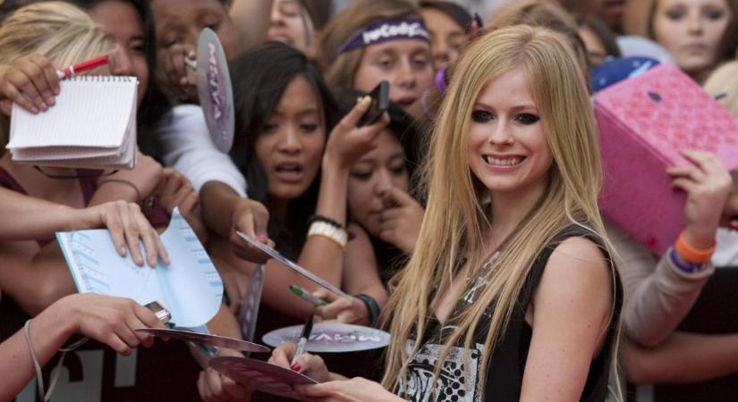 Igen, ez tényleg ő! Ennyit változott Avril Lavigne az elmúlt 22 évben