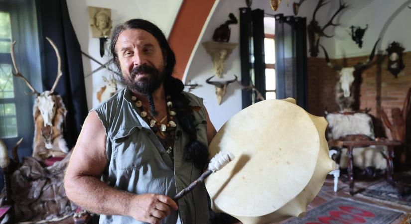 Szellemekkel él együtt a tiszacsegei sámán, rajonganak Szirti Sasért a helyiek - videó