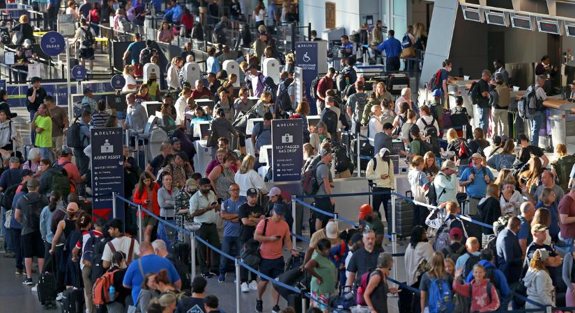 Repülőtéri káosz, a légitársaságok vonakodva kártalanítják utasaikat