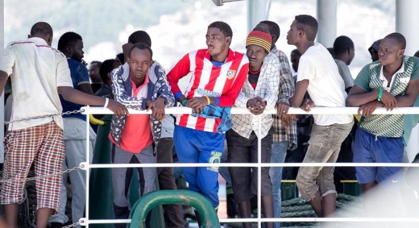 Az olasz kormánypárt szerint NGO-k segítségével csempészik a migránsokat Európába