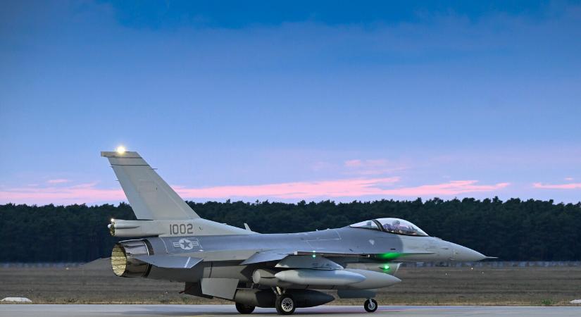 A kormánypárti politikusok, az amerikaellenes retorika ellenére, üdvözölték az F–16-osokat