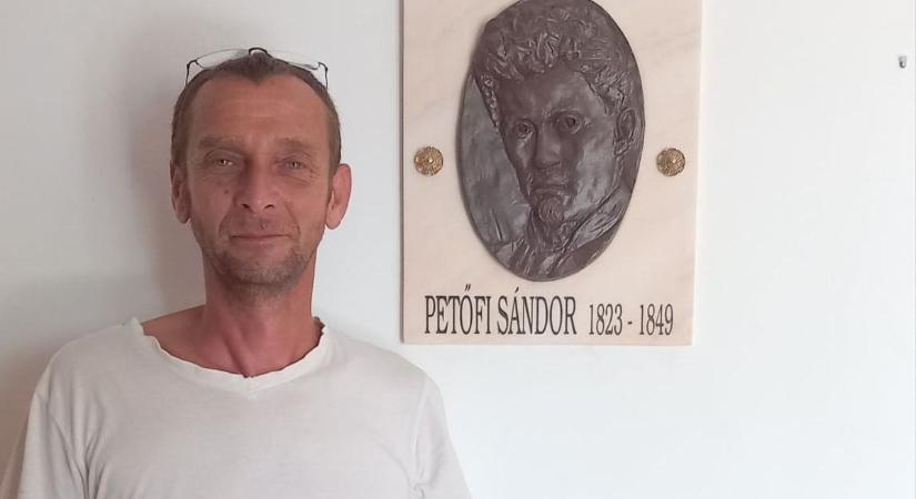 Petőfi Sándor plakett került a kőröstetétleni művelődési házba