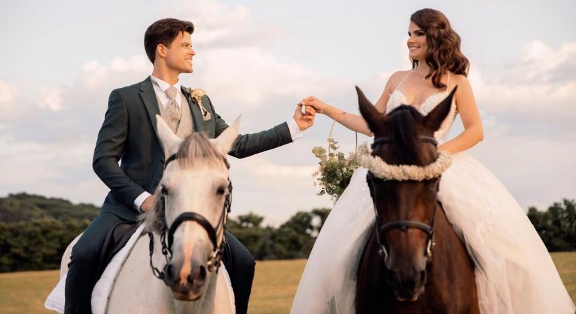 Agárdi Szilvia és férje a vanyarci ménes két lova hátán állt az esküvői fotózásukon a kamera elé