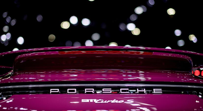 A Porsche terveit elmosta az árvíz, kezd kifogyni a karosszériaelemekből