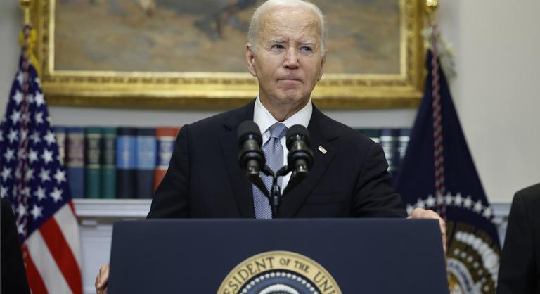 Joe Biden televíziós nyilatkozatban magyarázza el, miért lépett vissza