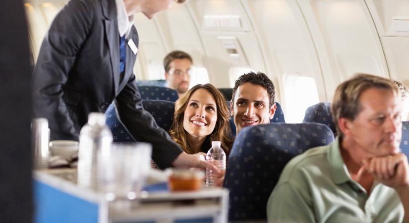 Így kerülhetnek bajba a légiutas-kísérők, ha túl kedvesek az utasokkal