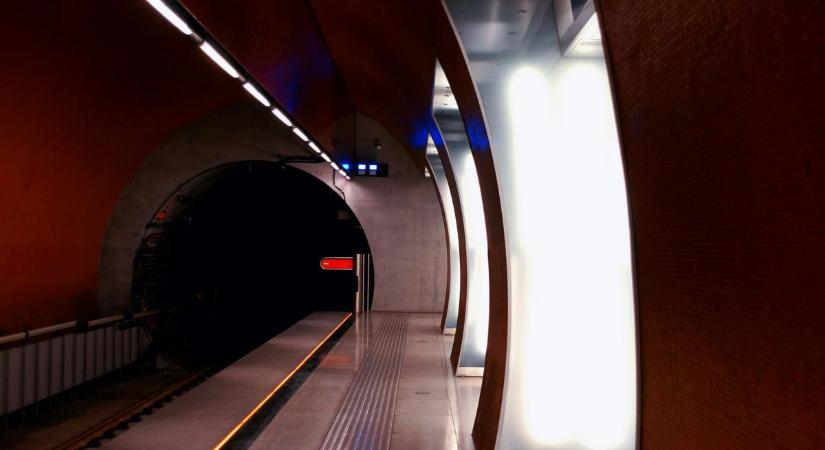 Lezárták a metrót a reggeli csúcsban: élet-halál közé került egy utas, jelenleg is küzdenek érte