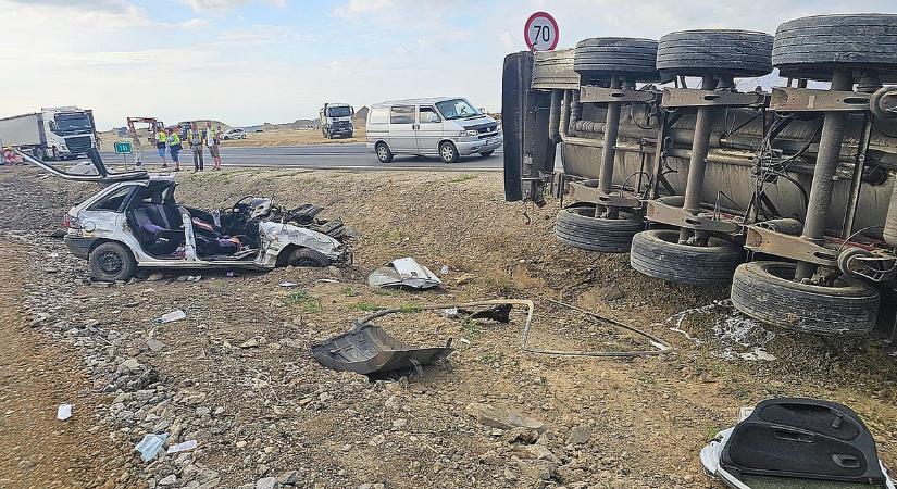 Karambol Kenderesnél: teherautó és személyautó ütközött össze