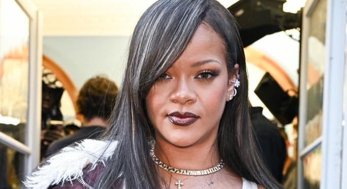 Rihanna közel egymillió forintot érő szoknyáját fellibbentve villantotta meg fehérneműjét