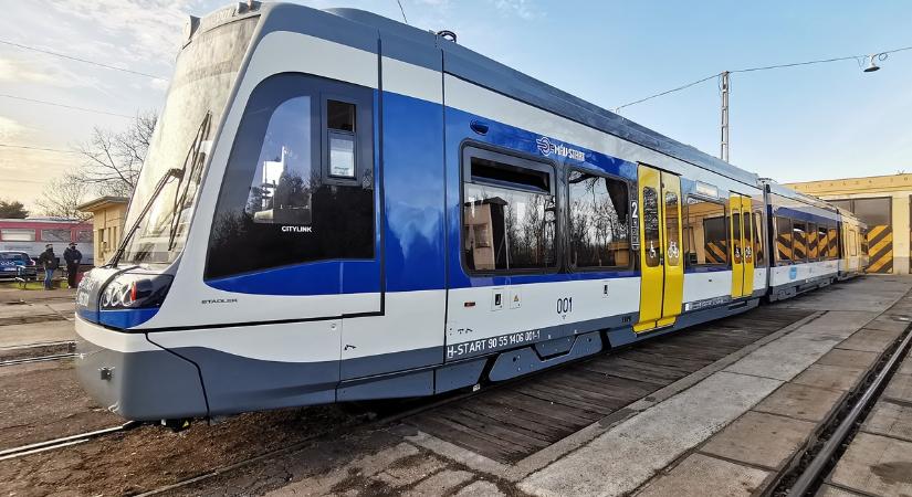 Belehajtott egy autó Szegeden a Tram-trainbe