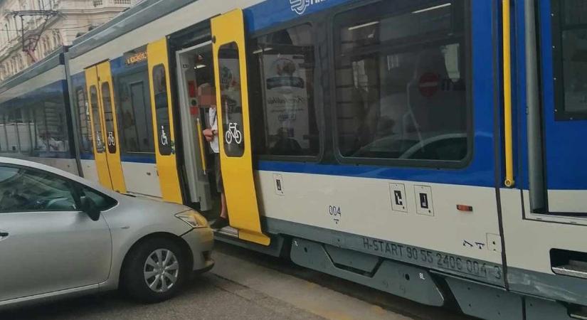 Tramtrain és személyautó ütközött Szegeden