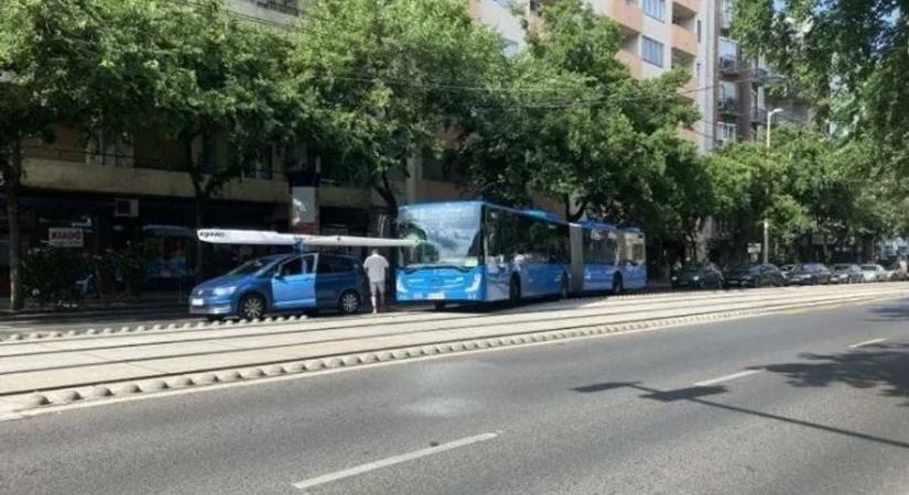 Kajak nyársalt fel egy BKK buszt a fővárosban