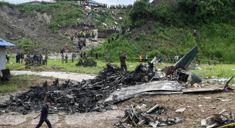 Legkevesebb 18-an meghaltak, amikor felszállás közben lecsúszott a kifutóról egy repülőgép Katmanduban (VIDEÓ)