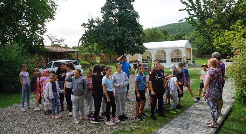 Nagy élmény a kicsiknek – Rászoruló gyerekeket táboroztattak Csernátonban