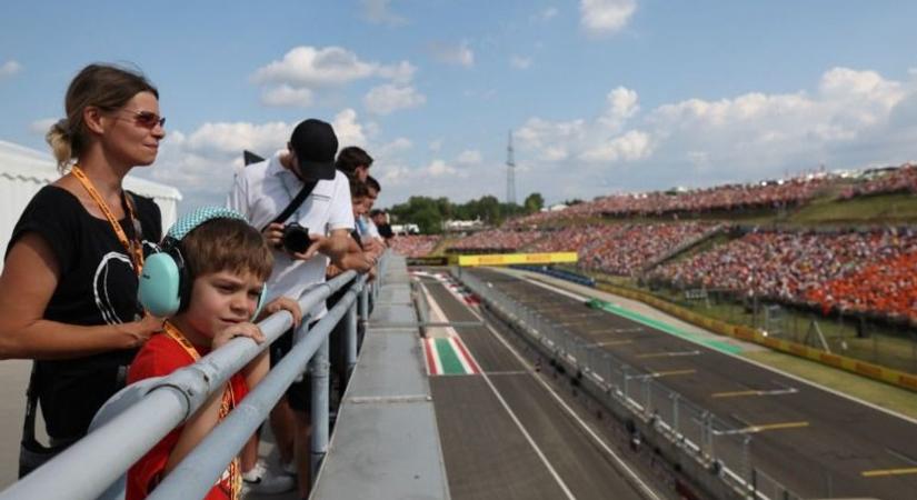Óriási öröm érte a bántalmazott kisfiút: a Hungaroringen szurkolt és csodálta a versenyautókat