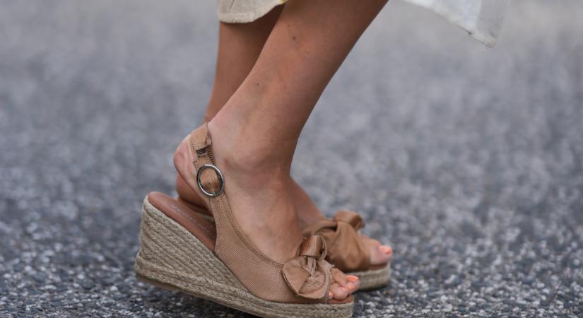 Megunhatatlan kedvencek, melyek feldobják a nyári szetteket: szalmatalpú lábbelik nőiesen