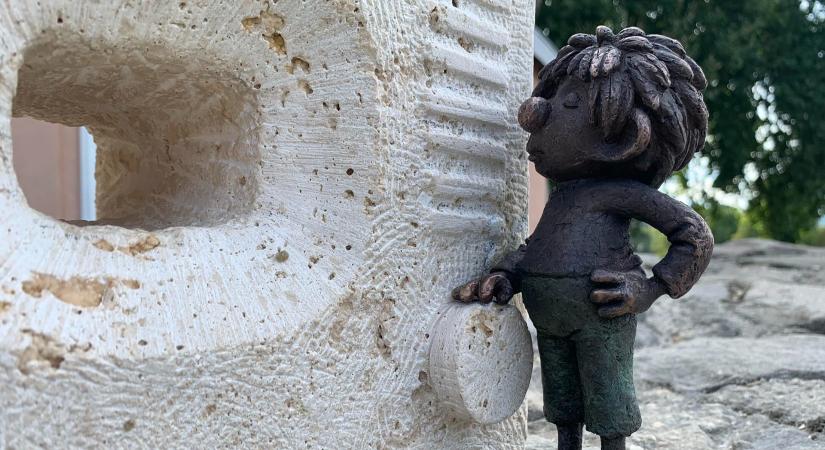 Feltűnt egy kis manó! – elbűvölő Pumukli-szoborral rukkolt elő Kolodko Mihály Esztergomban
