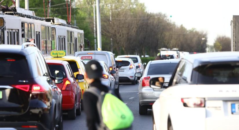 Most jött: Teljesen megbénult a közlekedés Budapesten, akkora baleset történt
