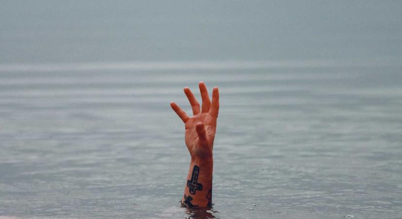 Maros megye: 37 éves férfi fulladt bele egy tóba Hármasfaluban