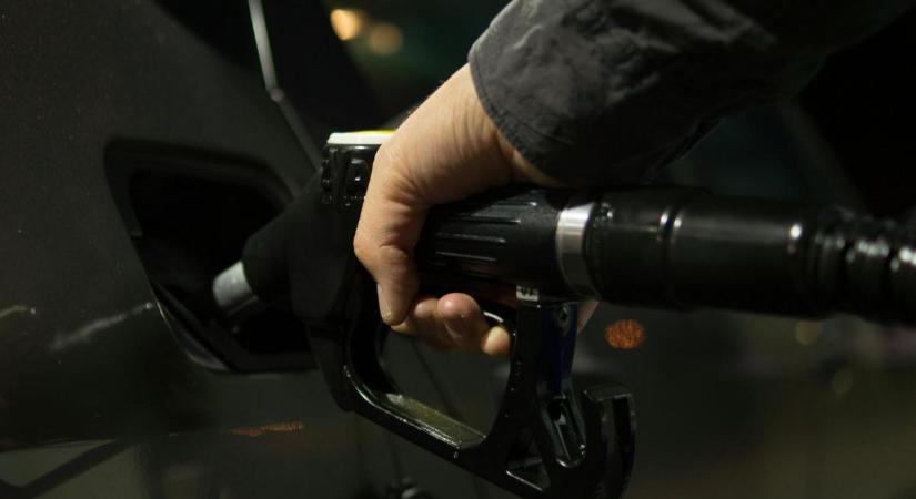 Ha teheti, ne ma tankoljon: holnaptól olcsóbb lesz a benzin és a gázolaj is