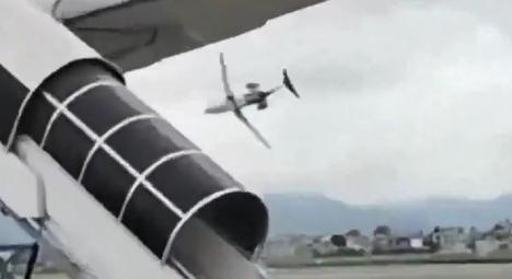 Közeli videón a nepáli gép földbe csapódása, és az, ahogyan a várakozó utasok ezt döbbenten nézik végig