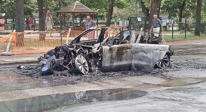 Robbanás Budapesten: felrobbant és elolvadt egy autó az utcán - FOTÓK!