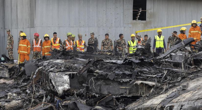 Sokkoló fotók érkeztek a nepáli repülőgép-szerencsétlenségről: a helyszínen 22 halálos áldozatot találtak