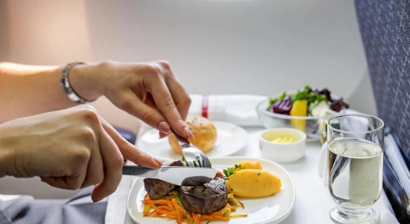 Ezeket az ételeket sose fogyaszd a repülőúton – figyelmeztet a légikísérő!