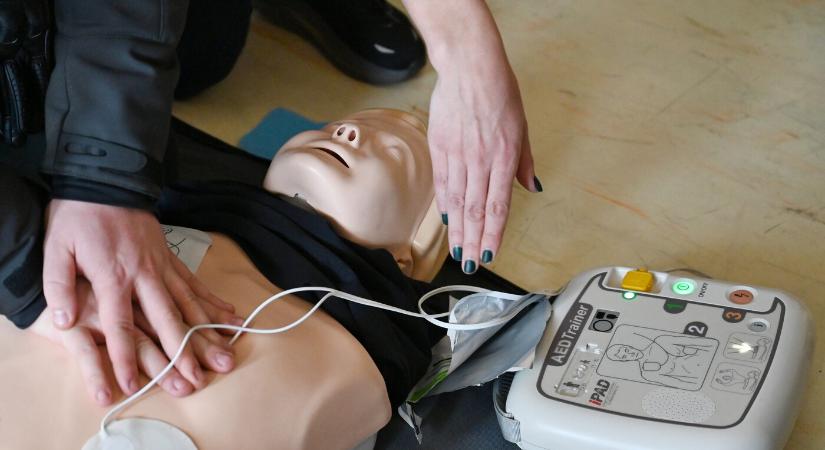 Egy hónap alatt további 55 automata defibrillátort helyeztek el közterületeken