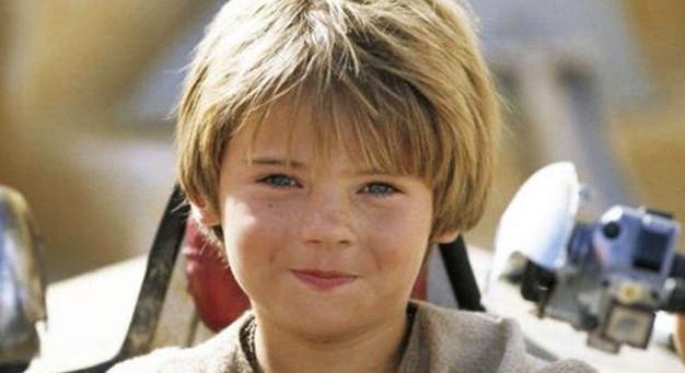 A Star Wars Anakin Skywalkere rossz útra tévedt – Friss fotókon a börtönviselt, egykori gyereksztár