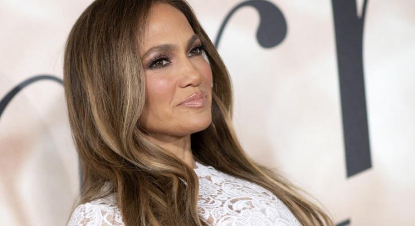 Jennifer Lopez felvette a nyár legszebb overálját, csodásan festett benne