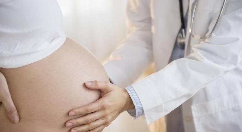Bábakoktél: egy nőgyógyászt és egy édesanyát kérdeztünk a természetes szülésindító módszerről