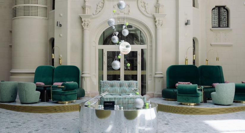 Egy ikonikus kanapét állítottak ki Budapest egyik legszebb hotelében a nyári olimpia idejére
