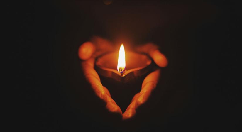 "A lángot, amit adott, tovább visszük" - Szívszorító ígérettel búcsúztak diákjai az akasztói horrorbalesetben elhunyt tanártól