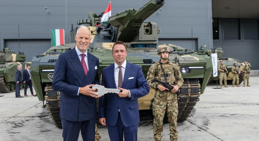Átadták az első magyar gyártású Lynx harcjárművet