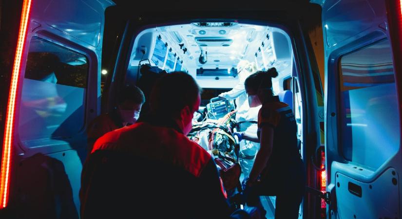 Rohant a mentő, tűzoltó: brutális baleset történt Magyaralmásnál