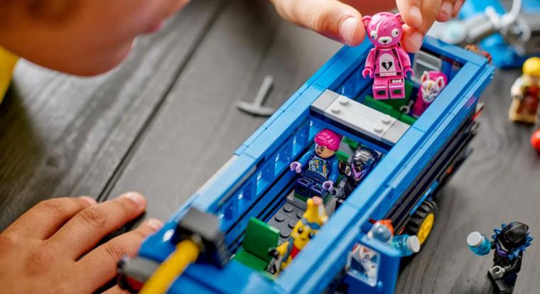 Hivatalos LEGO Fortnite készletek érkeznek, köztük egy Battle Busszal