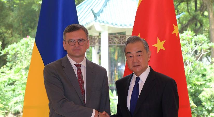 Az ukrán külügyminiszter elment Kínában majd bejelentette, mikor kezdődhetnek a béketárgyalások