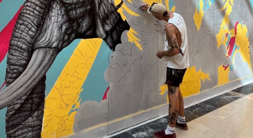 Filctollal rajzolja meg száz négyzetméteres képét a magyar street art művész