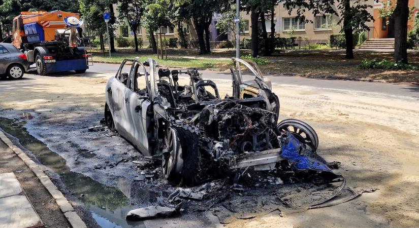 Kigyulladt és rommá égett egy Jaguar Újbudán – fotók