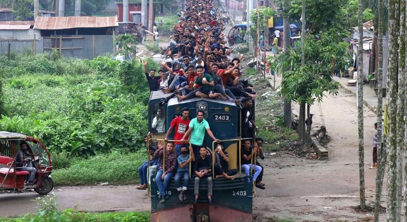 Ezt a bangladesi vonatot látni kell: itt aztán nincs helyjegy, mert hely sincs – fotók