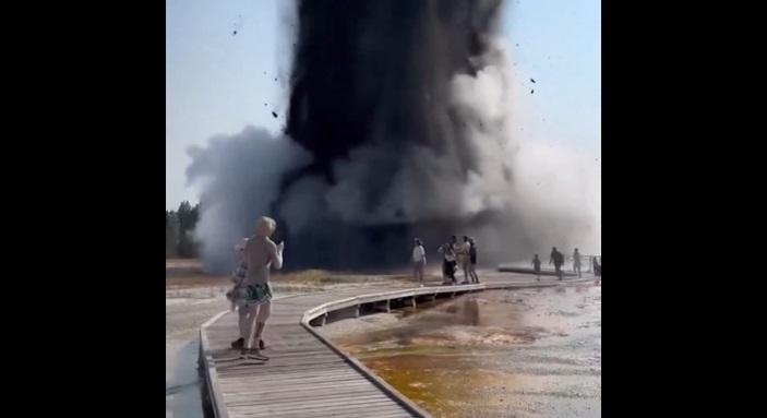 Hatalmas robbanás rázta meg a Yellowstone Nemzeti Parkot: pánikolva menekültek a turisták - videó