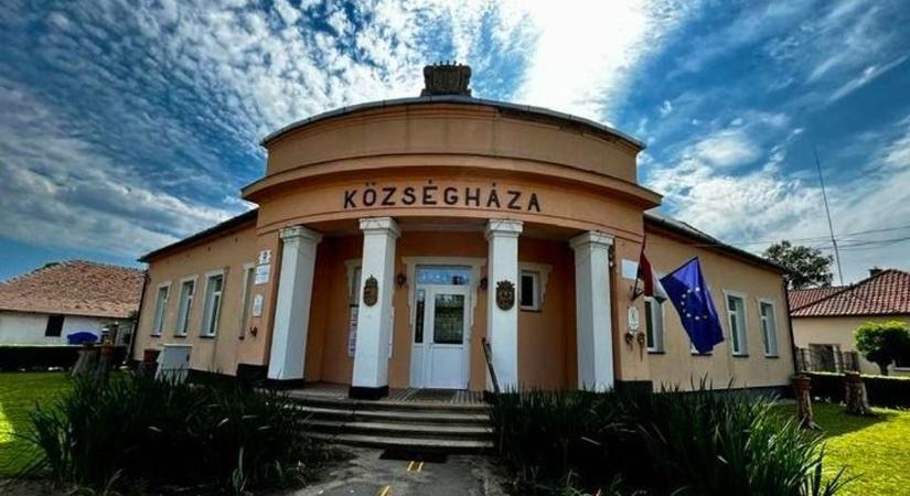Viharkár: megbontotta a községháza tetejét az erős szél Tiszainokán