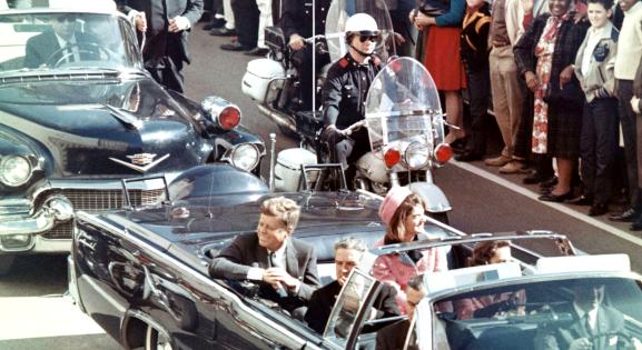 FBI: Trump gyilkosa a JFK-merényletet próbálta másolni