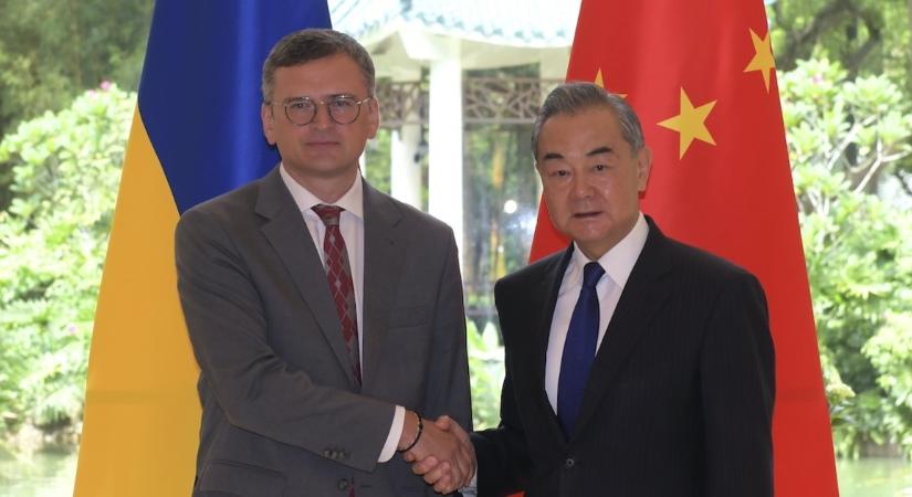 Kínai külügyminiszter: Peking kész konstruktív szerepet játszani az orosz-ukrán konfliktus lezárásban