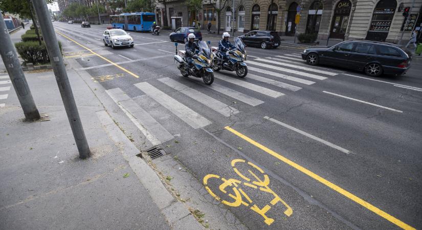Közúti balesetben súlyosan megsérült egy motoros rendőr Budapesten